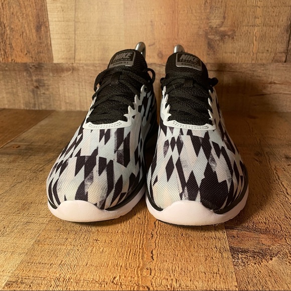 Nike Women in Season Trainer Size 6 Running Shoes - Picture 2 of 8